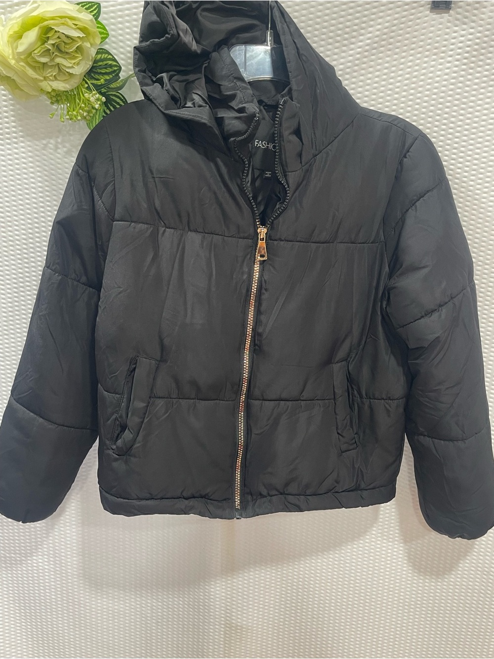 Fashion Nova Women’s Small Black Hooded Puffer Jacket Gold Zip Cropped
